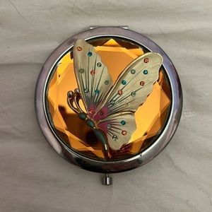 Butterfly compact mirror.